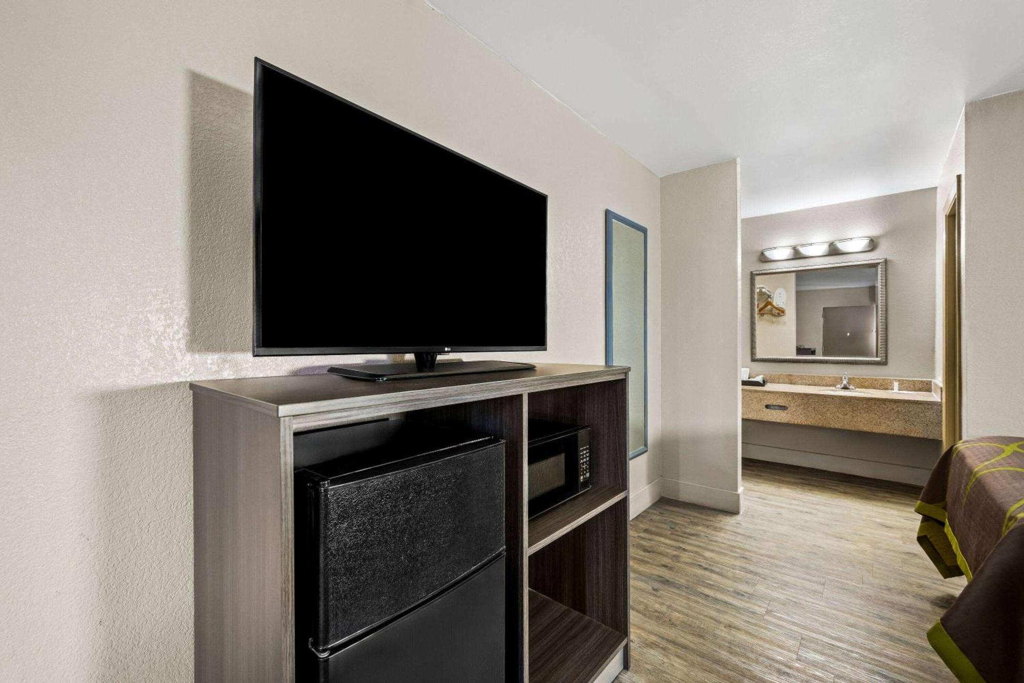 Hotel Super 8 By Wyndham Garysburg/roanoke Rapids 2*