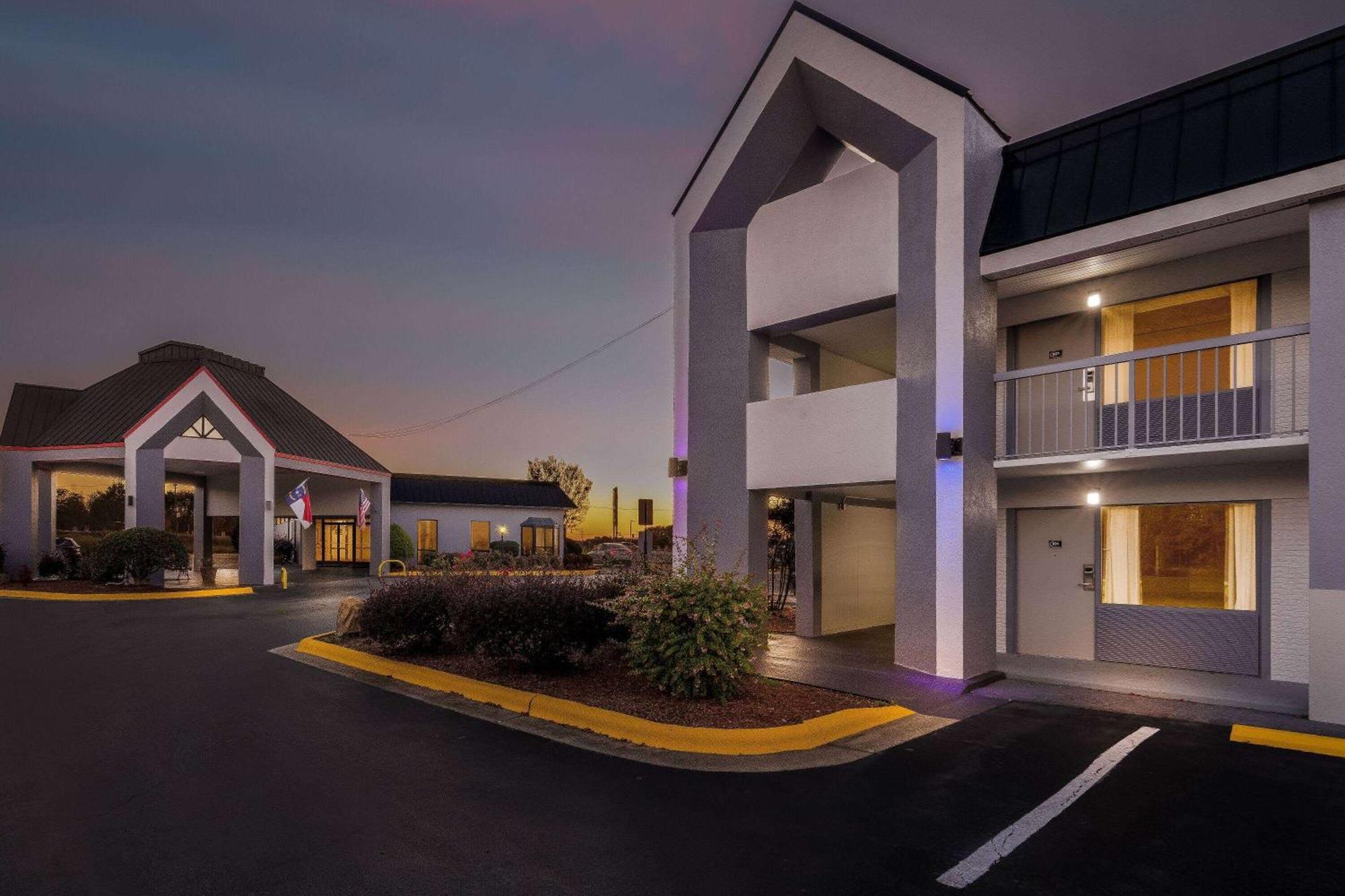 Hotel Super 8 By Wyndham Garysburg/roanoke Rapids 2*
